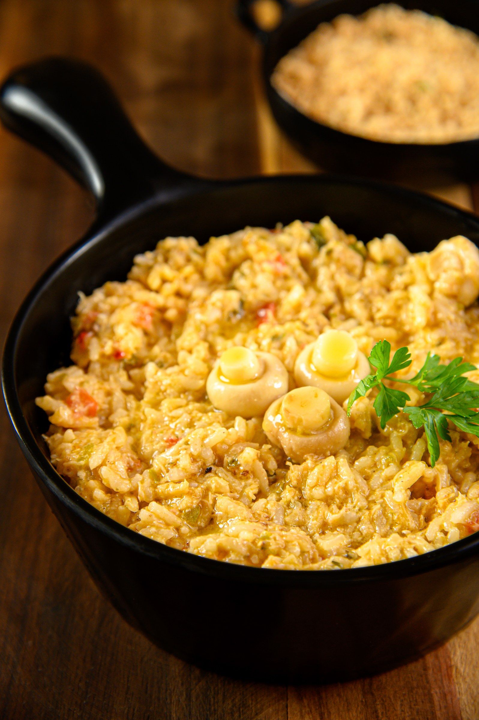 Arroz cremoso de caranguejo servido na frigideira