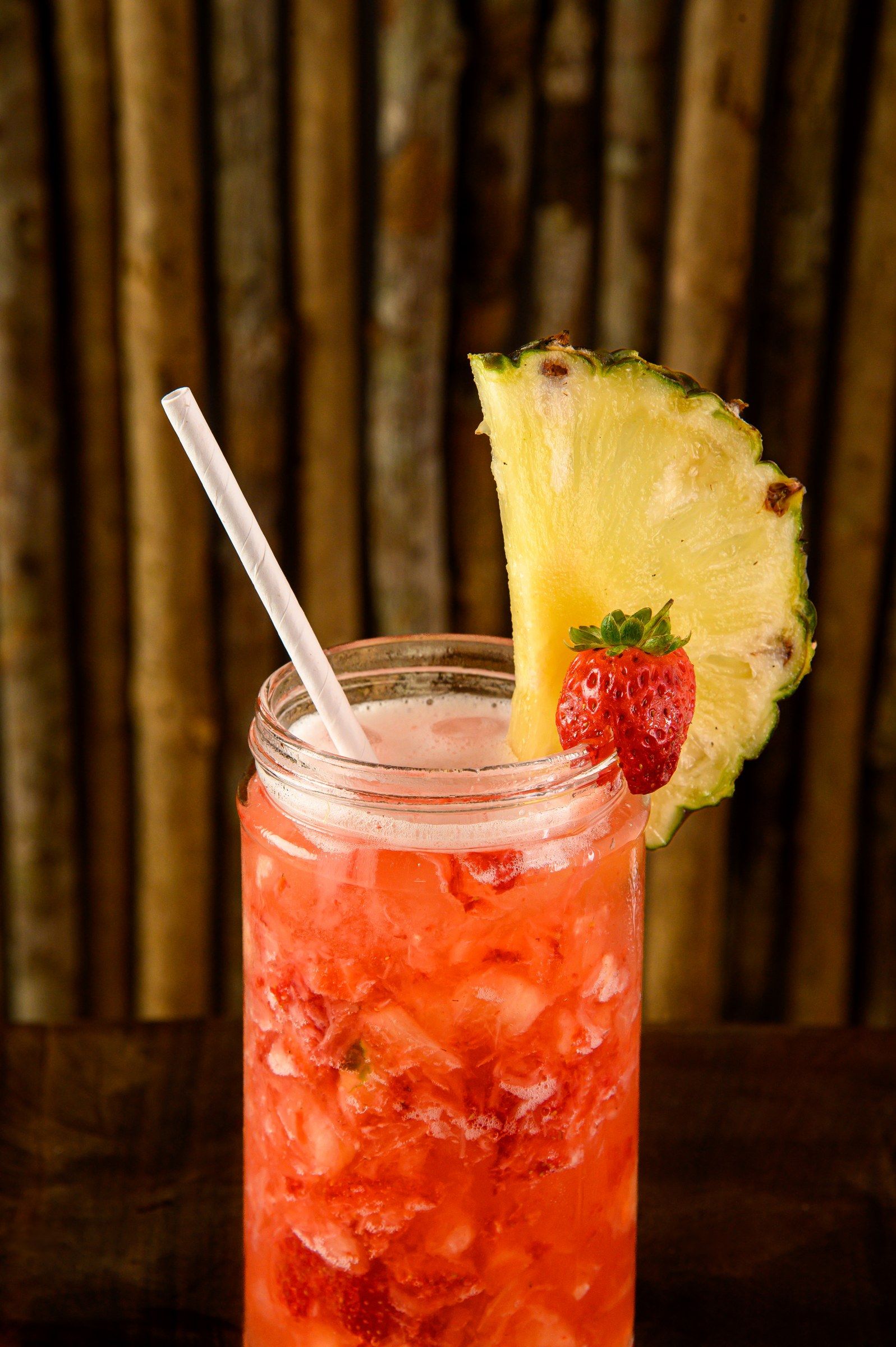 Drink vermelho com abacaxi e morango