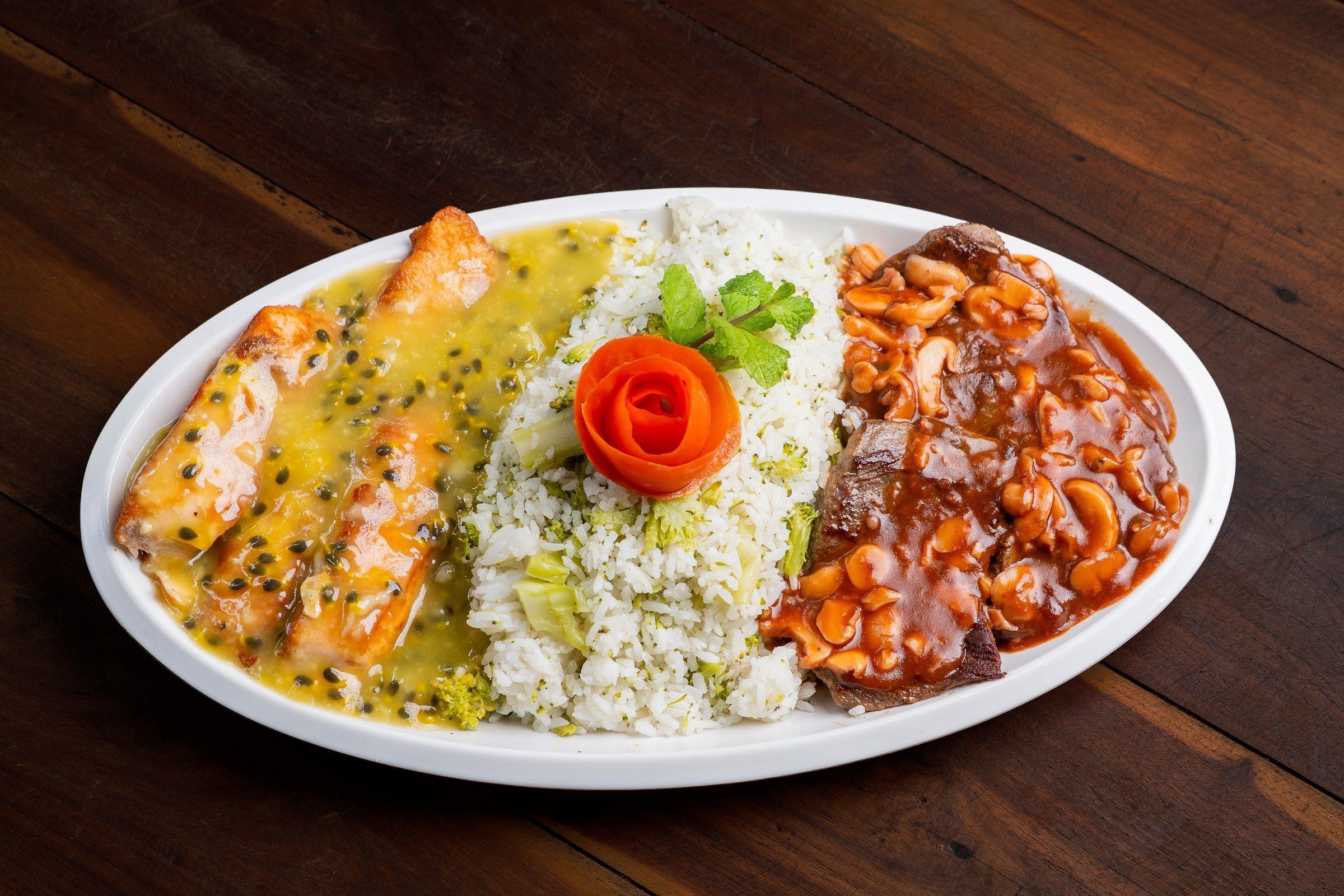 Salmão ao molho de maracujá, arroz e filé mignon ao molho madeira na mesma travessa