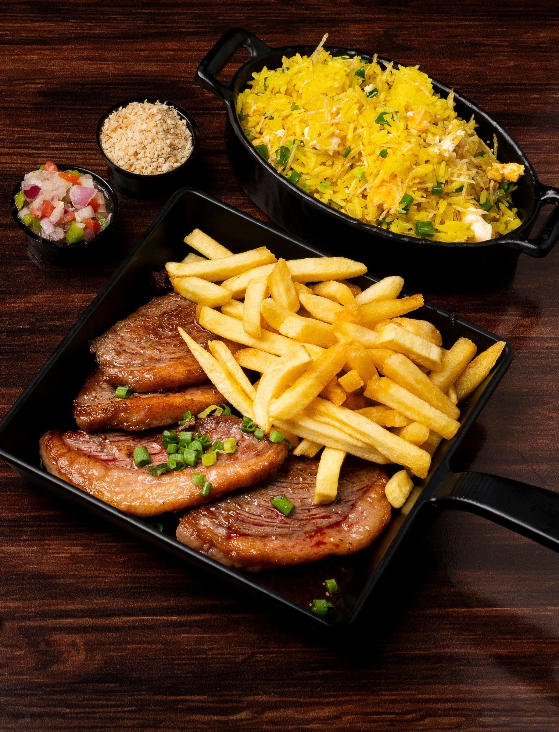 Picanha grelhada com fritas, arroz biro-biro, farofa e vinagrete