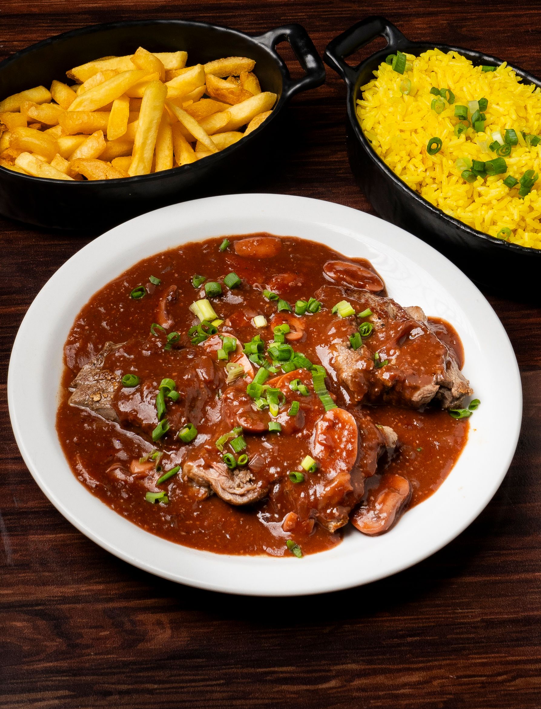 Filé mignon ao molho madeira com arroz e fritas