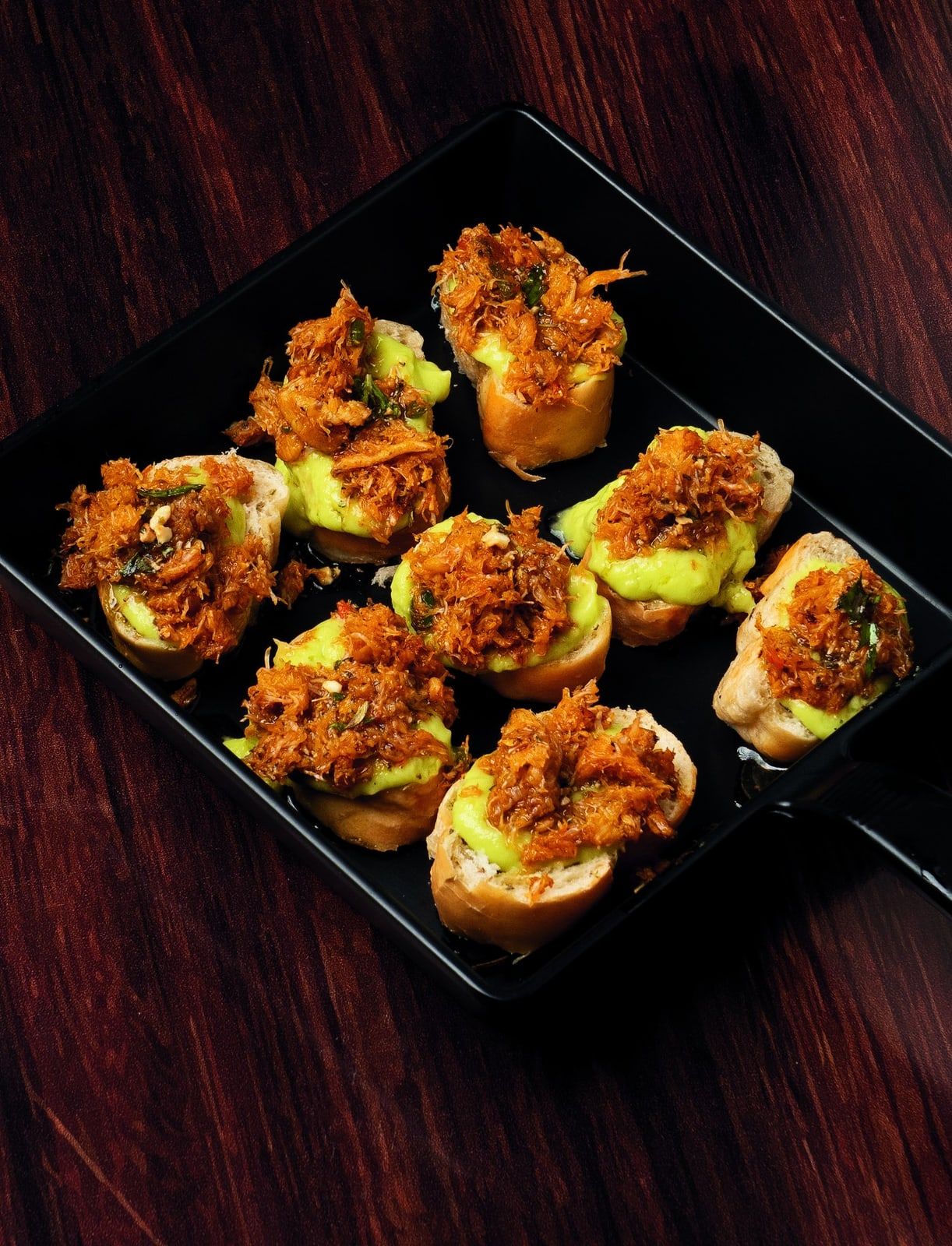 Scharfe Avocado-Krabben-Toasts