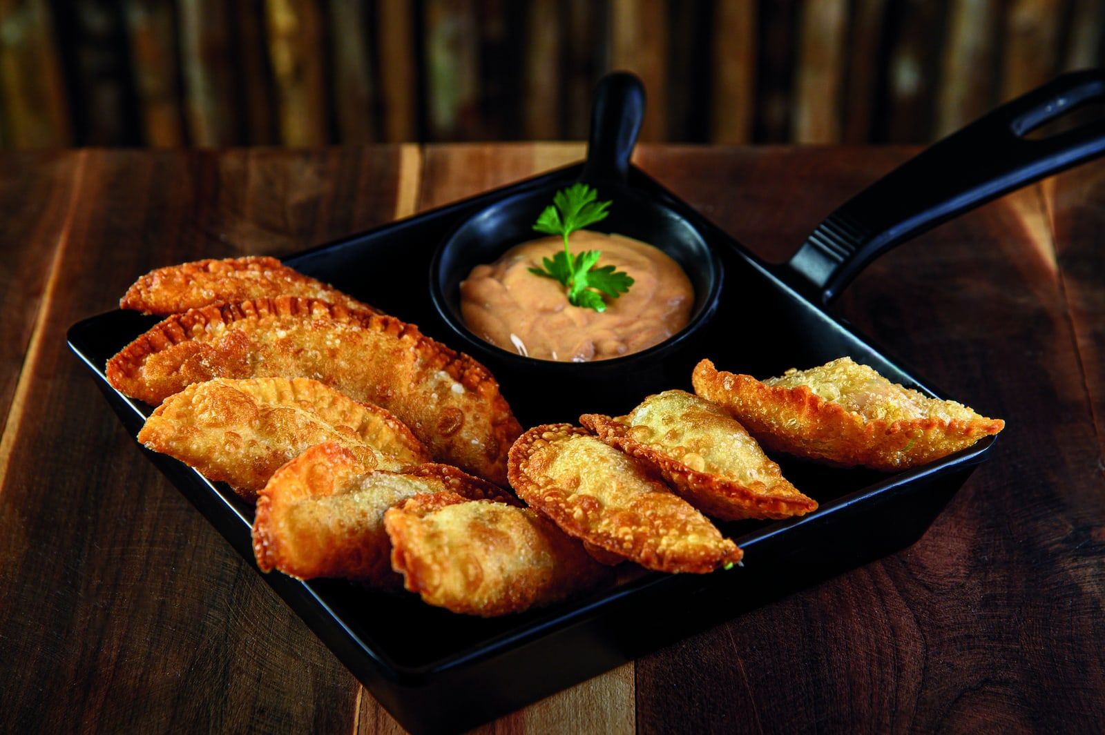 Pastéis mit Krabben (frittierte Teigtaschen)