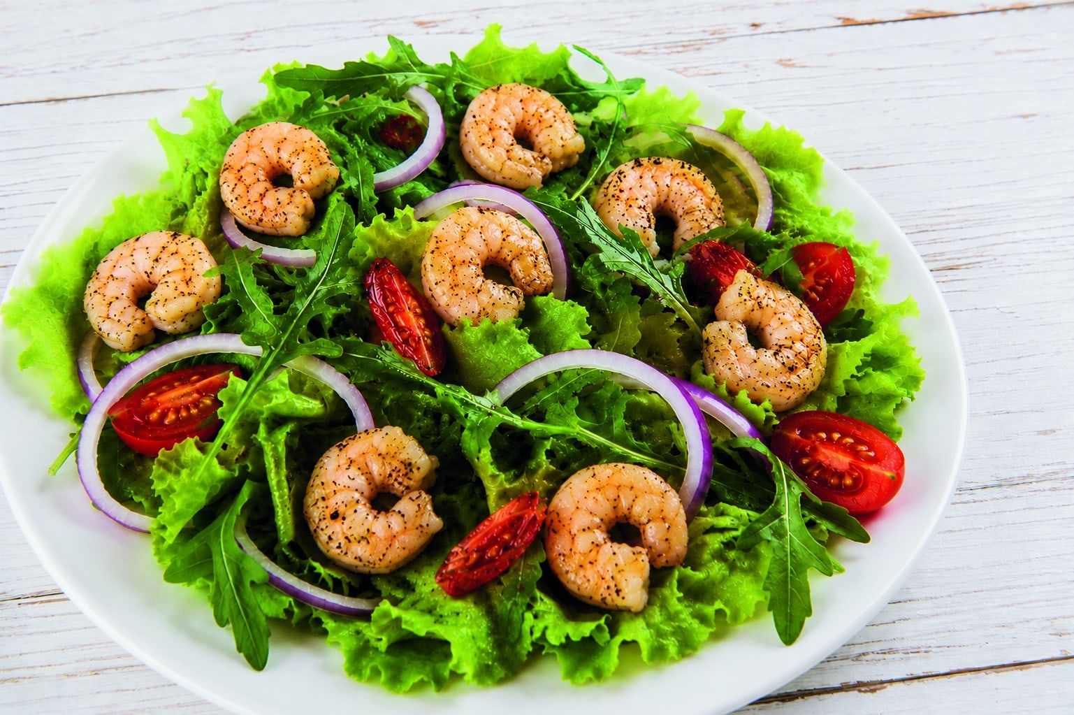 Grüner Salat mit Krabben oder Garnelen